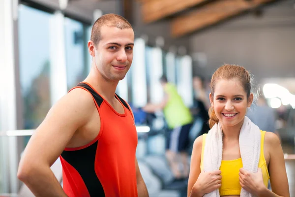 Donna e uomo sorridono in un fitness club — Foto Stock