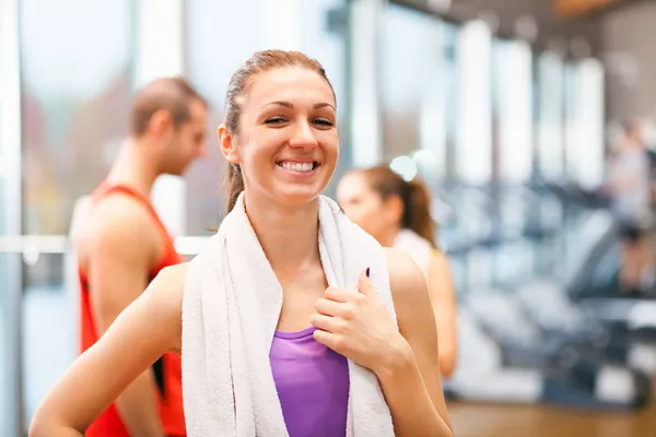 Γυναίκα που είναι χαμογελώντας στο γυμναστήριο — Φωτογραφία Αρχείου