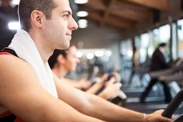 Spor salonunda çalışan bir adam. — Stok fotoğraf