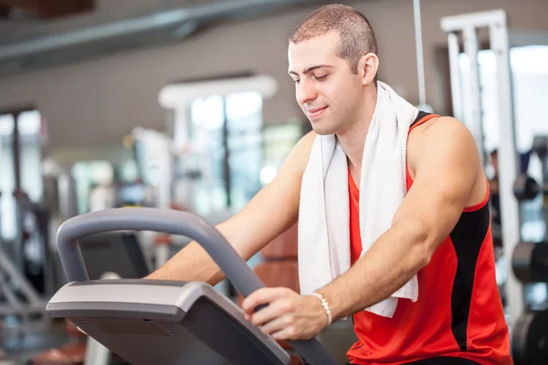 Spor salonunda çalışan bir adam. — Stok fotoğraf