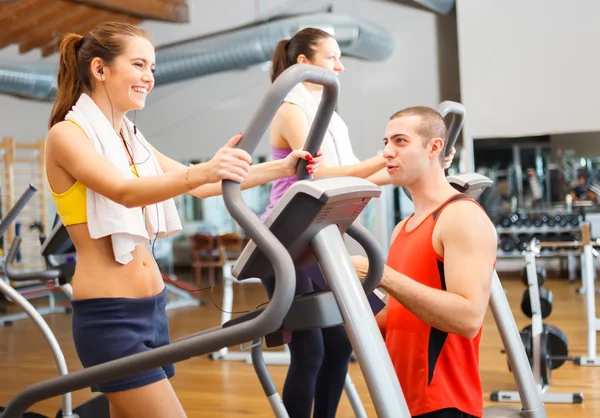 Entrenamiento en un gimnasio — Foto de Stock