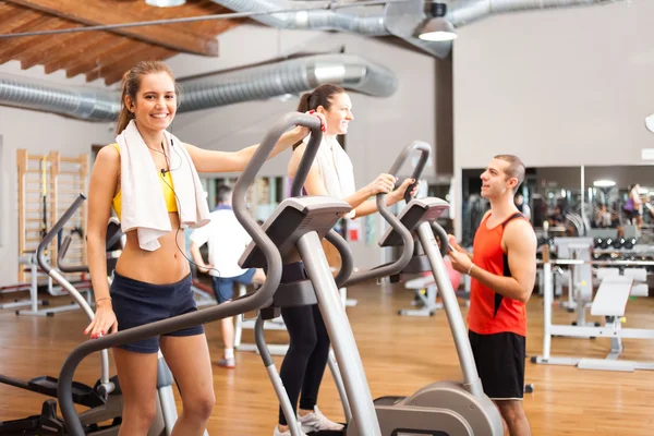 Femmes s'entraînant dans une salle de gym — Photo