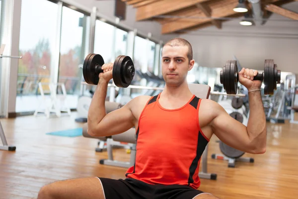 Hombre haciendo ejercicio en un gimnasio — Foto de Stock