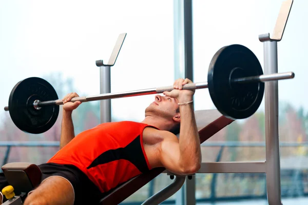 Mann beim Fitnesstraining — Stockfoto