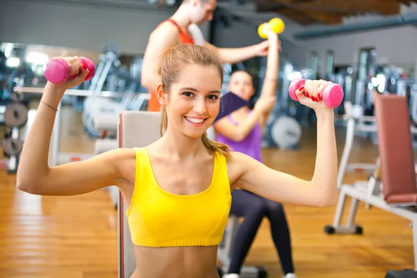 Mujer haciendo fitness — Foto de Stock