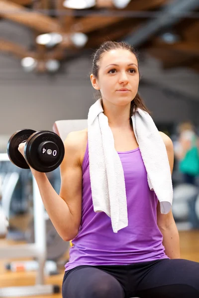 Frau beim Fitnesstraining — Stockfoto