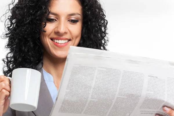 Mulher lendo jornal — Fotografia de Stock