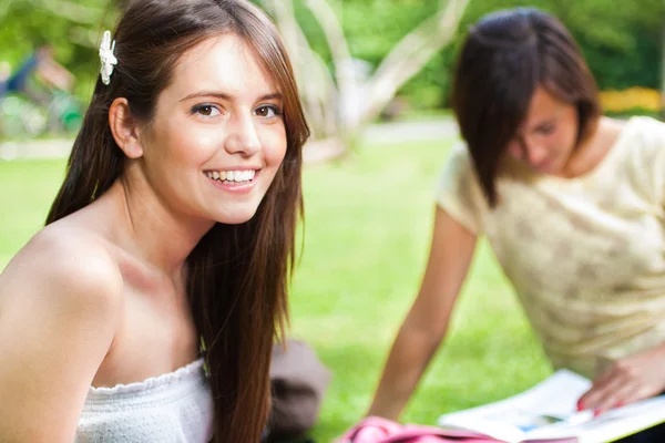 Retrato de estudiante joven hermosa — Foto de Stock