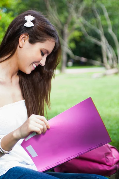 Bella giovane donna ritratto — Foto Stock