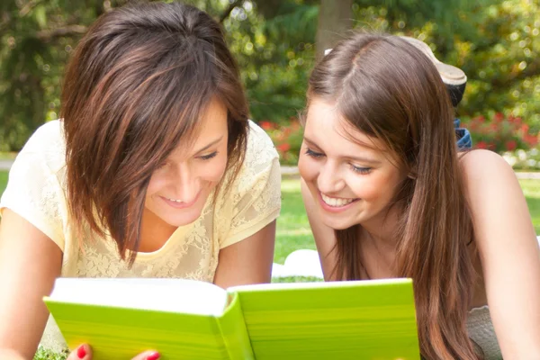 Estudantes lendo um livro — Fotografia de Stock