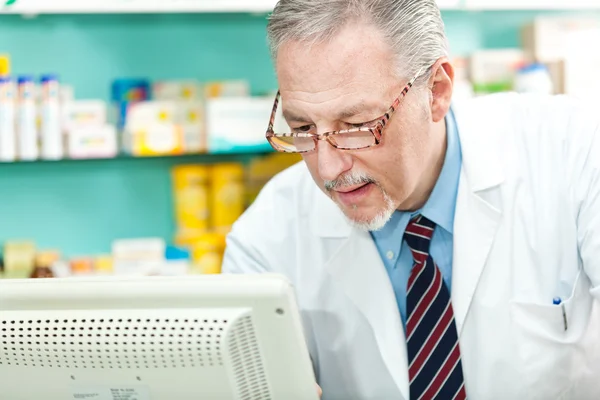 Farmacista al lavoro — Foto Stock