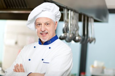 onun mutfak şefi gülümseyen