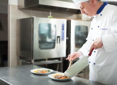 Şef mutfağında yemek