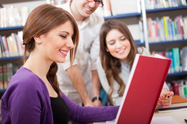 Öğrenci kitap okuyor.