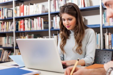 öğrenci onu laptop kullanma