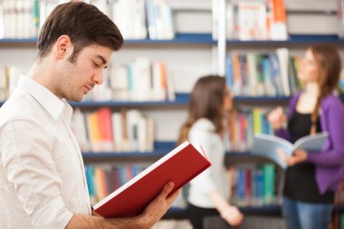 adam bir kitap okuma