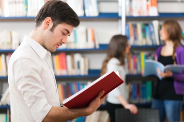 adam bir kitap okuma