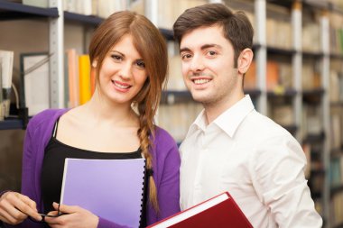 arkadaşlar kitap okuma