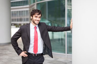 metal bir sütun eğilerek işadamı