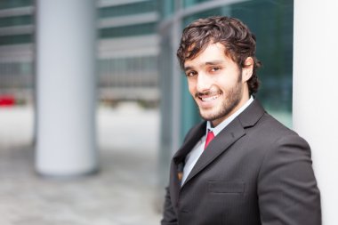 genç gülümseyen iş adamı