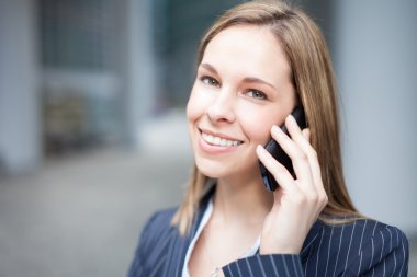 İş kadını telefonda konuşuyor.