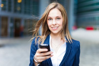 bir cep telefonu kullanan kadın