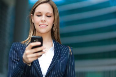 bir cep telefonu kullanan kadın