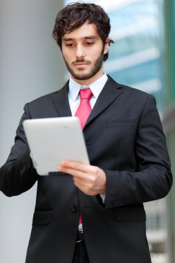 Bir Tablet Kullanan İşadamı