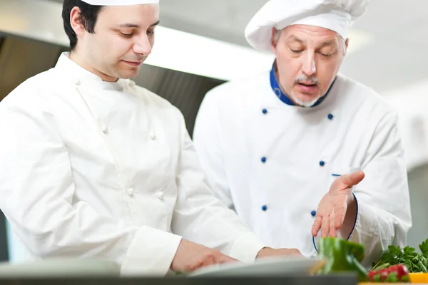 Professionele chef-koks op het werk — Stockfoto