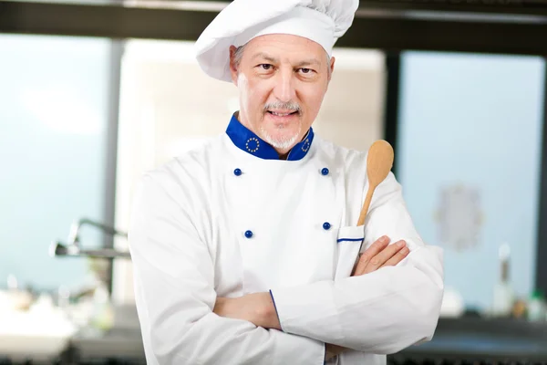 Lachende chef-kok in zijn keuken — Stockfoto