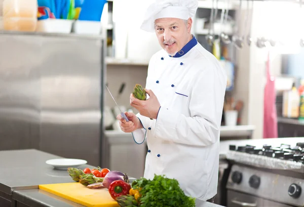 Chef sorridente em sua cozinha — Fotografia de Stock