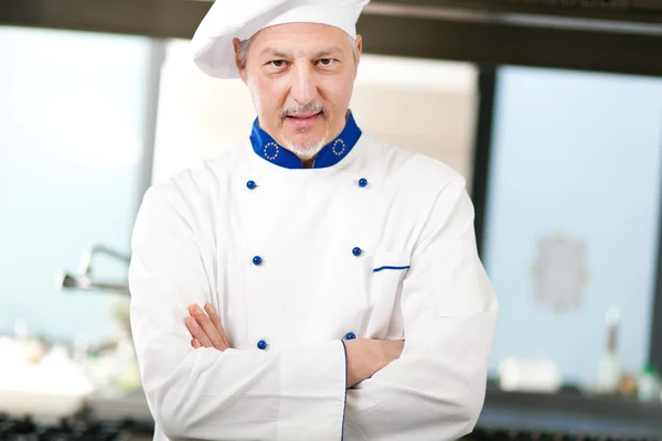 Chef sorridente em sua cozinha — Fotografia de Stock