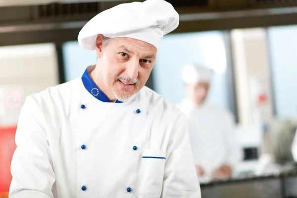 Chef sorridente em sua cozinha — Fotografia de Stock