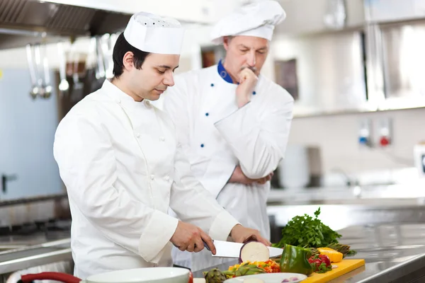 Chefs profesionales en el trabajo — Foto de Stock