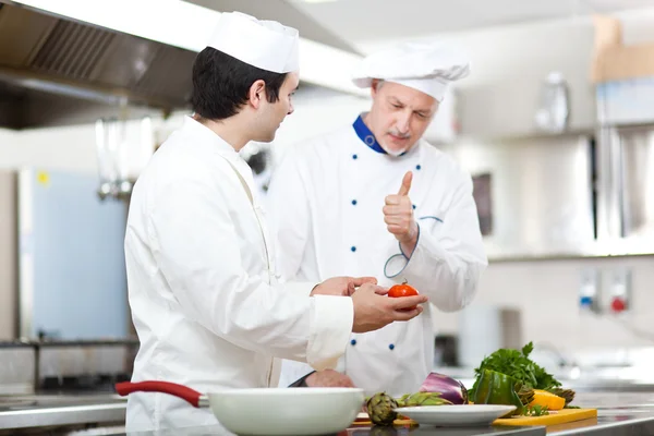 Chefs profissionais no trabalho — Fotografia de Stock