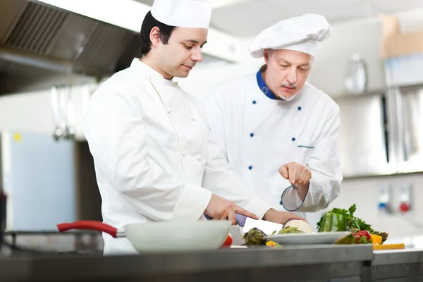 Chefs profissionais no trabalho — Fotografia de Stock