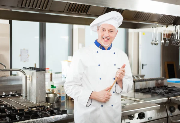 Retrato de um chef em sua cozinha — Fotografia de Stock