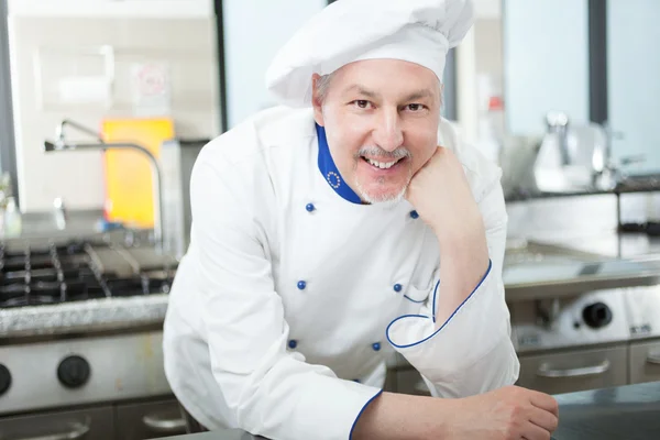 Portret van een chef-kok in zijn keuken — Stockfoto