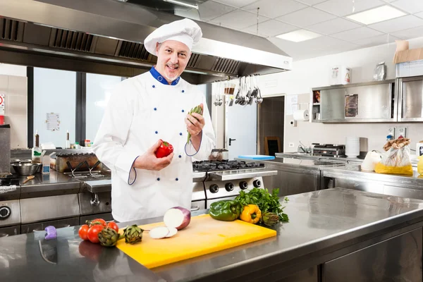 Koch kocht in seiner Küche — Stockfoto