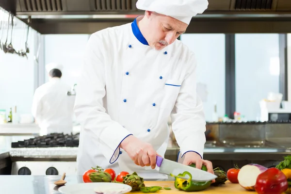 Chef-kok koken in zijn keuken — Stockfoto