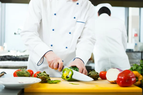 Chef-kok koken in zijn keuken — Stockfoto