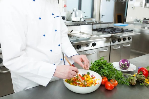 Koch kocht in seiner Küche — Stockfoto