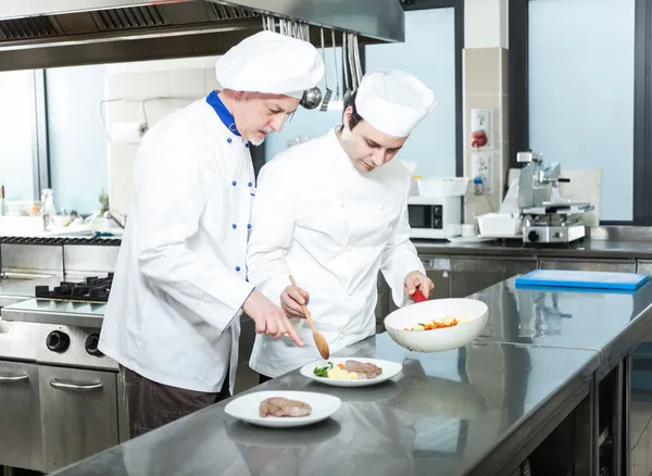 Chefs profissionais no trabalho — Fotografia de Stock