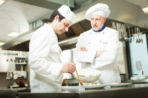 Chefs profesionales en el trabajo — Foto de Stock