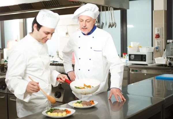 Profi-Köche bei der Arbeit — Stockfoto