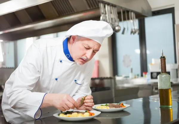 Koch garniert ein Gericht — Stockfoto