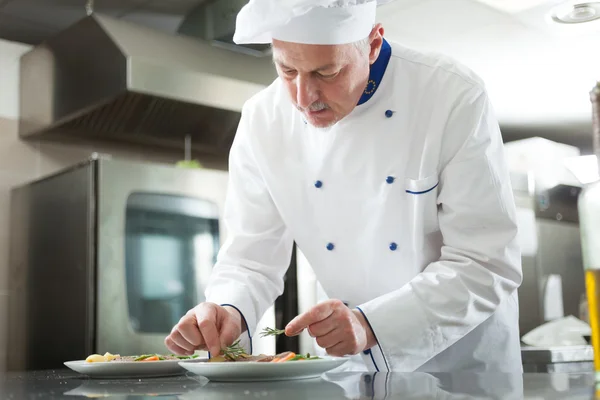 Chef adornando un plato — Foto de Stock