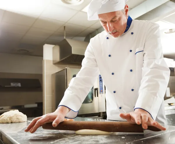Chef preparando pastelaria — Fotografia de Stock