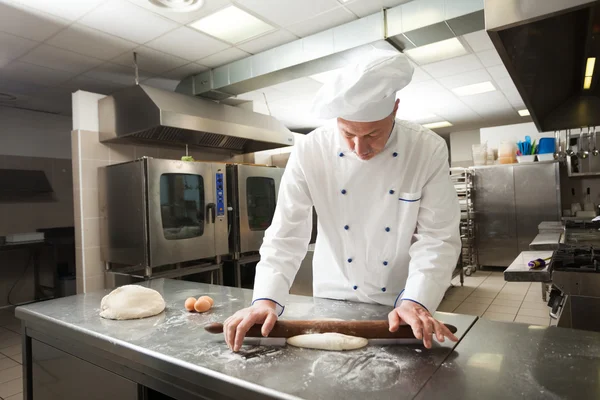 Chef preparing pastry — Stock Photo, Image