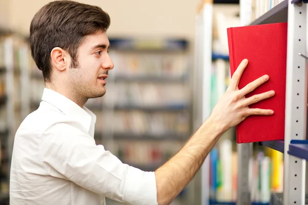 Student nemen een boek — Stockfoto